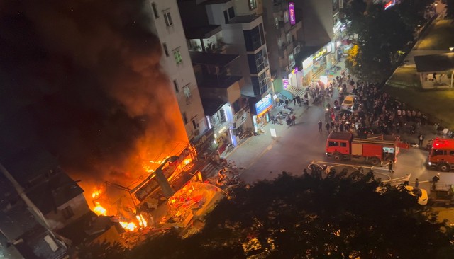 Hình ảnh hiện trường vụ cháy nổ tại cửa hàng sửa xe máy ở Hà Nội - Ảnh 3.