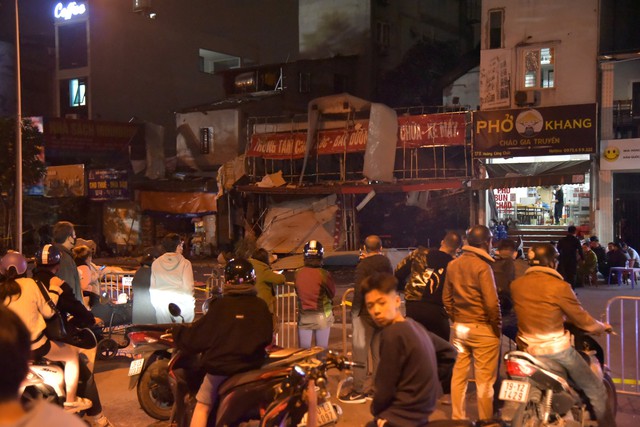 Hình ảnh hiện trường vụ cháy nổ tại cửa hàng sửa xe máy ở Hà Nội - Ảnh 10.
