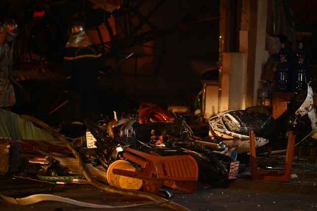 Hình ảnh hiện trường vụ cháy nổ tại cửa hàng sửa xe máy ở Hà Nội - Ảnh 9.