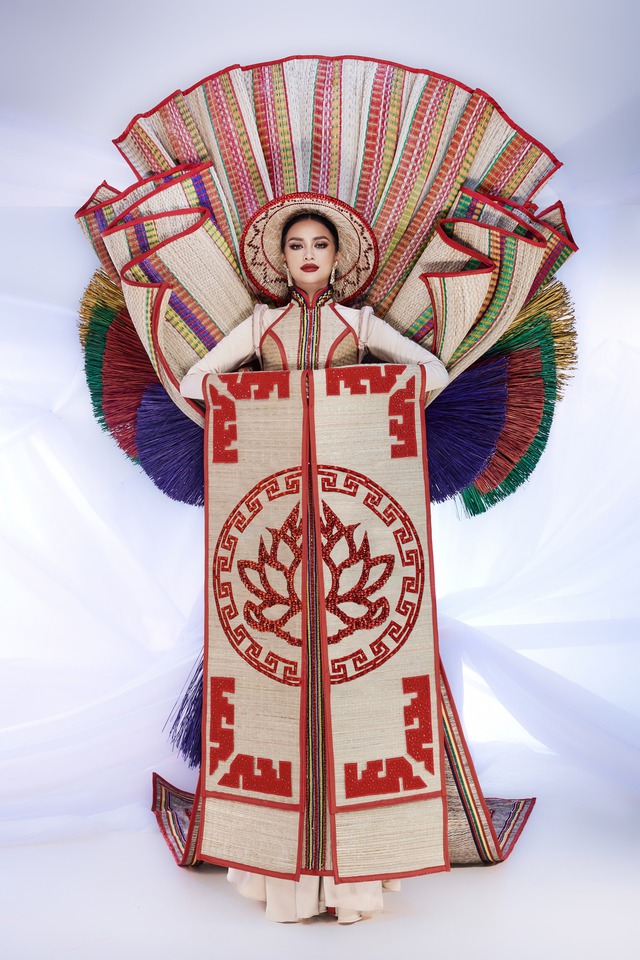 Tinh tế phát hiện điểm thay đổi trong trang phục dân tộc &quot;Chiếu Cà Mau&quot; của Ngọc Châu tại Miss Universe - Ảnh 3.