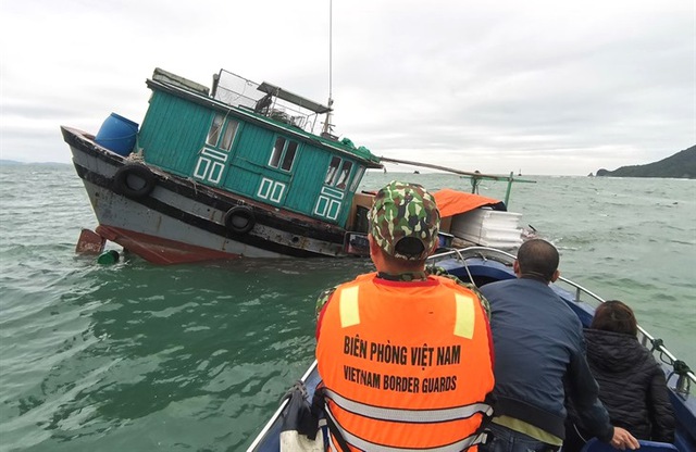 Bộ đội Biên phòng cứu 2 vợ chồng ngư dân gặp nạn trên biển - Ảnh 1.