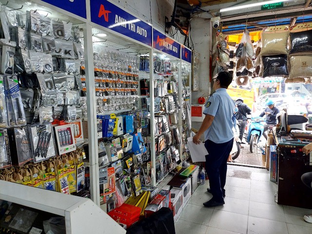 9 cửa hàng kinh doanh linh, phụ kiện ô tô ở TP Hồ Chí Minh bất ngờ bị kiểm tra - Ảnh 2.