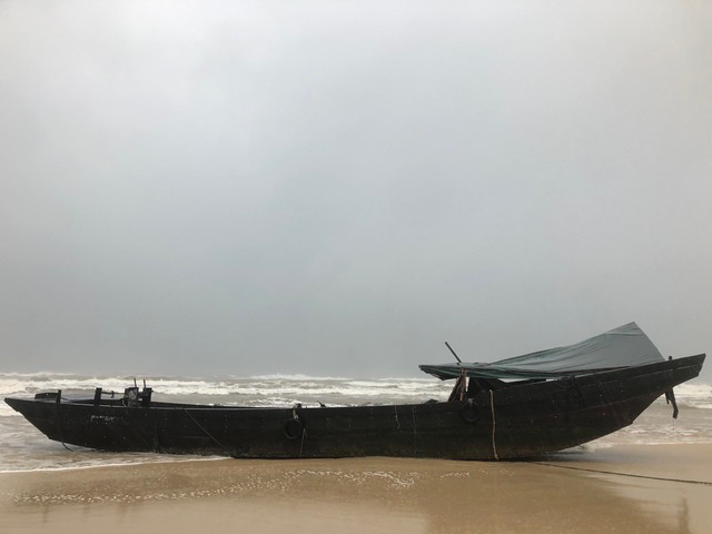 Người dân ở Quảng Trị phát hiện thuyền vô chủ trôi dạt vào bờ biển trong đêm - Ảnh 1.