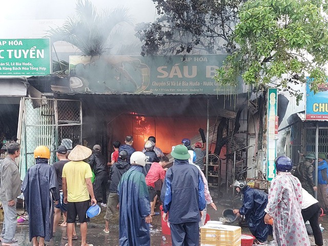 Cửa hàng bốc cháy giữa mưa, hàng chục chiến sĩ cùng với người dân tham gia dập lửa - Ảnh 2.