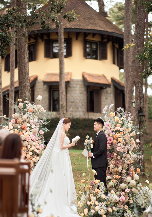 Lộ tiệc cưới riêng tư, khoảnh khắc 'ngôn tình' của Thùy Dung và chồng doanh nhân tại Đà Lạt - Ảnh 5.
