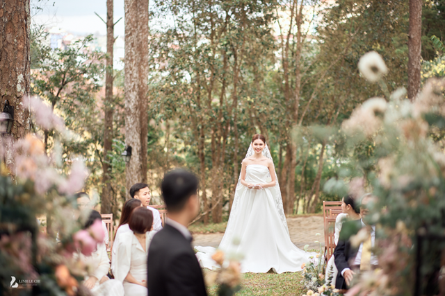 Lộ tiệc cưới riêng tư, khoảnh khắc 'ngôn tình' của Thùy Dung và chồng doanh nhân tại Đà Lạt - Ảnh 1.