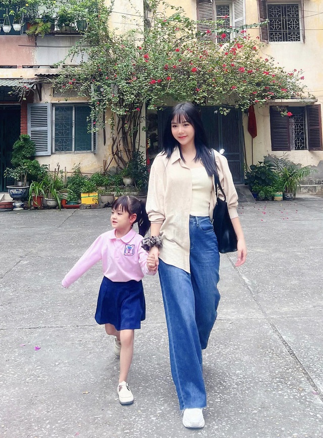Soi gu thời trang 'mẹ đơn thân' của Quỳnh Kool  - Ảnh 1.