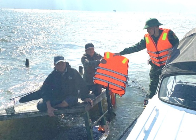 Gặp nạn trên biển khi đang khai thác thủy sản, hai ngư dân được Bộ đội Biên phòng cứu sống - Ảnh 1.