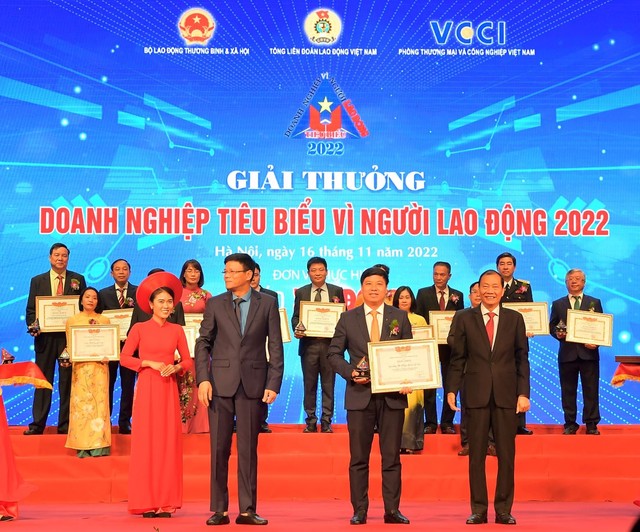Vietcombank 3 lần liên tiếp được vinh danh &quot;Doanh nghiệp tiêu biểu vì người lao động&quot; và Top 10 Nơi làm việc tốt nhất Việt Nam - Ảnh 1.