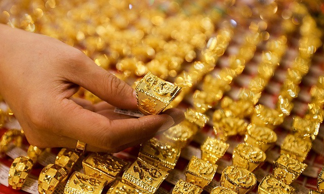 Giá vàng hôm nay tăng mạnh, chênh lệch mua - bán vàng trong nước bị đẩy lên mức kỷ lục - Ảnh 1.
