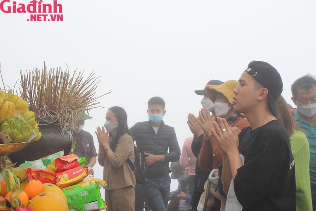 Bất chấp thời tiết mưa, lạnh hàng nghìn du khách đổ về Yên Tử cầu may - Ảnh 11.