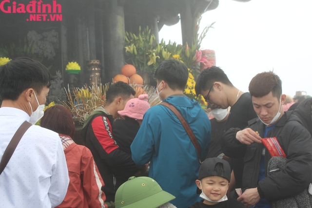 Bất chấp thời tiết mưa, lạnh hàng nghìn du khách đổ về Yên Tử cầu may - Ảnh 7.