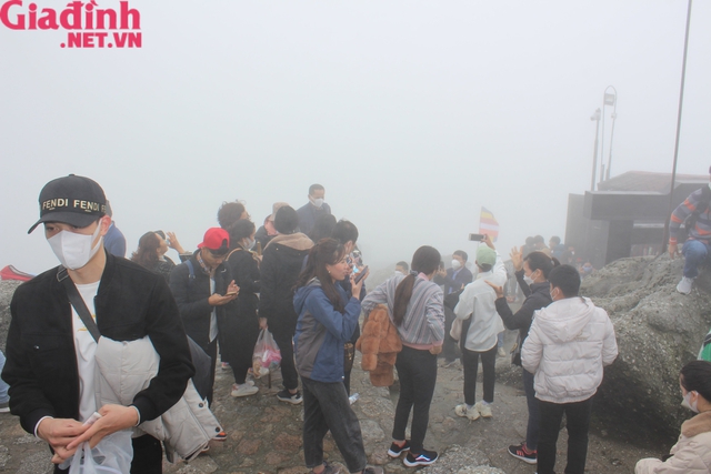 Bất chấp thời tiết mưa, lạnh hàng nghìn du khách đổ về Yên Tử cầu may - Ảnh 4.