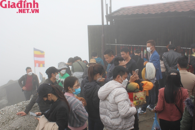 Bất chấp thời tiết mưa, lạnh hàng nghìn du khách đổ về Yên Tử cầu may - Ảnh 2.