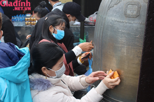 Bất chấp thời tiết mưa, lạnh hàng nghìn du khách đổ về Yên Tử cầu may - Ảnh 6.