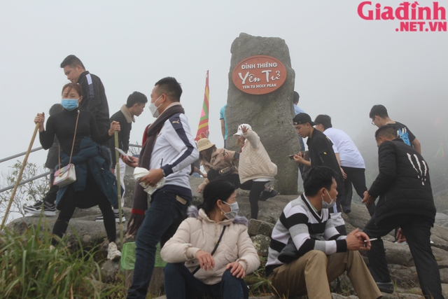 Bất chấp thời tiết mưa, lạnh hàng nghìn du khách đổ về Yên Tử cầu may - Ảnh 10.