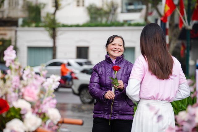 Valentine 2022: Màn Tỏ Tình Ấn Tượng Nhất Thế Giới Vừa Diễn Ra Tại Hà Nội Với 99.999 Bông Hồng - Ảnh 11.