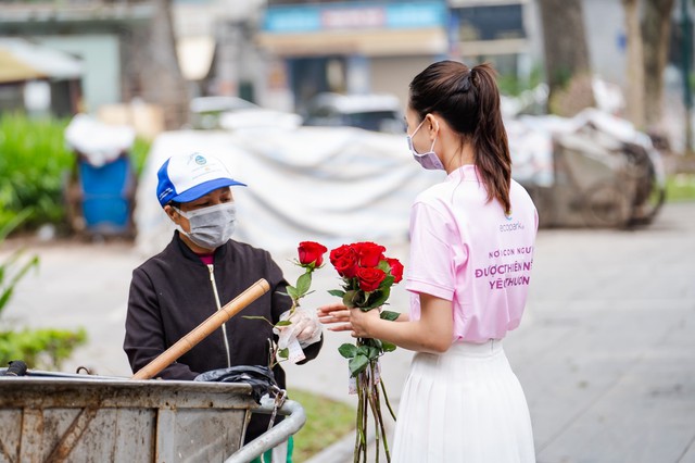 Valentine 2022: Màn Tỏ Tình Ấn Tượng Nhất Thế Giới Vừa Diễn Ra Tại Hà Nội Với 99.999 Bông Hồng - Ảnh 13.