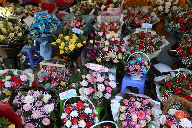 Giá hoa tăng mạnh, chợ Hồ Thị Kỷ vắng khách ngày lễ tình nhân - Ảnh 3.