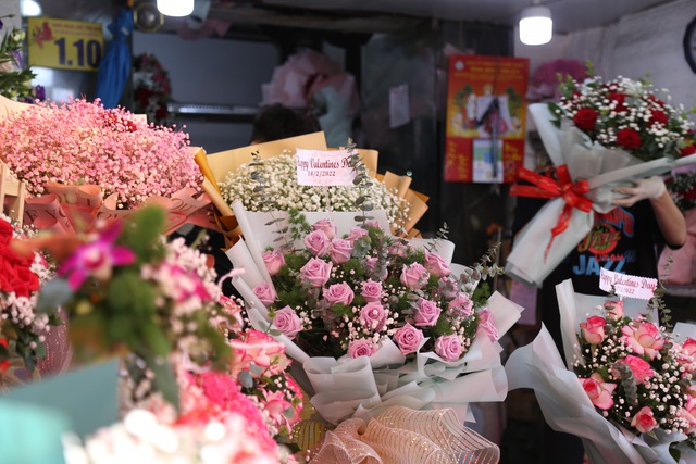 Giá hoa tăng mạnh, chợ Hồ Thị Kỷ vắng khách ngày lễ tình nhân - Ảnh 4.