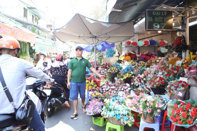 Giá hoa tăng mạnh, chợ Hồ Thị Kỷ vắng khách ngày lễ tình nhân - Ảnh 2.