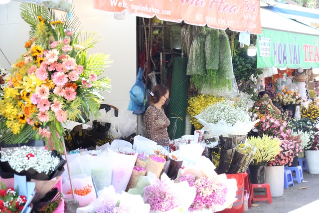 Giá hoa tăng mạnh, chợ Hồ Thị Kỷ vắng khách ngày lễ tình nhân - Ảnh 7.