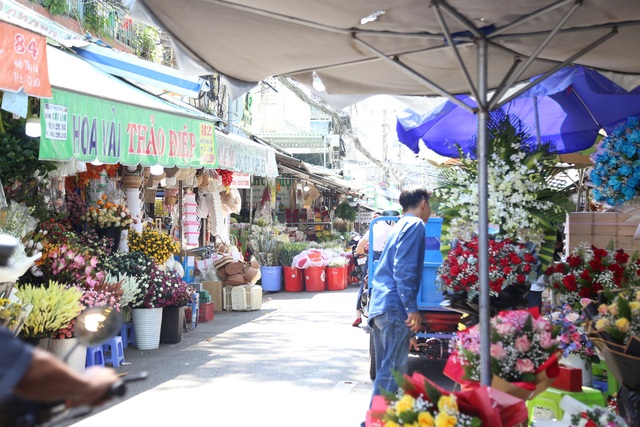 Giá hoa tăng mạnh, chợ Hồ Thị Kỷ vắng khách ngày lễ tình nhân - Ảnh 1.