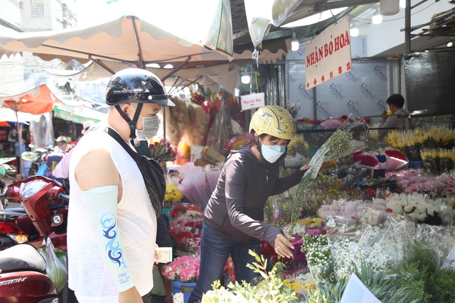 Giá hoa tăng mạnh, chợ Hồ Thị Kỷ vắng khách ngày lễ tình nhân - Ảnh 8.
