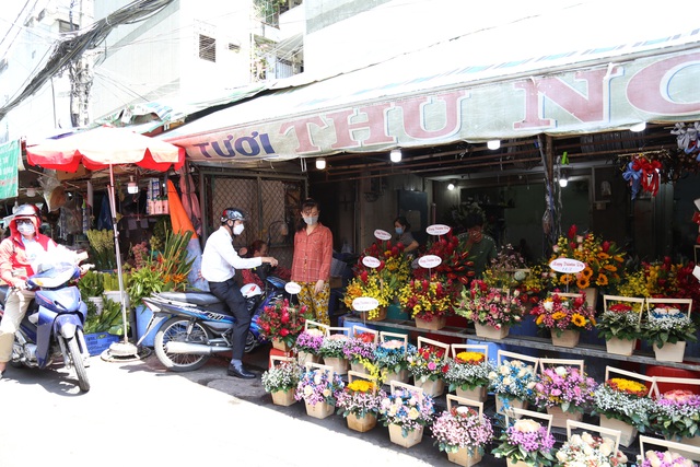Giá hoa tăng mạnh, chợ Hồ Thị Kỷ vắng khách ngày lễ tình nhân - Ảnh 9.