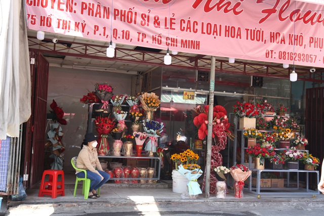 Giá hoa tăng mạnh, chợ Hồ Thị Kỷ vắng khách ngày lễ tình nhân - Ảnh 6.