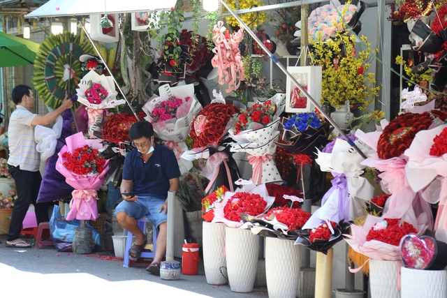 Giá hoa tăng mạnh, chợ Hồ Thị Kỷ vắng khách ngày lễ tình nhân - Ảnh 10.