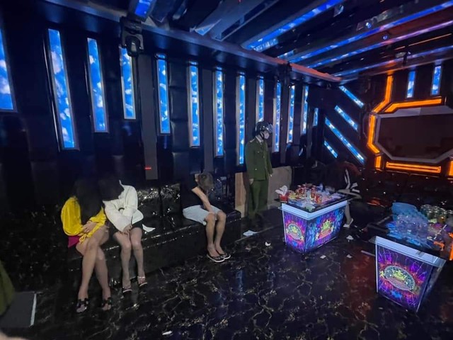 Bắt quả tang nhóm đối tượng &quot;bay lắc&quot; trong quán Karaoke vừa hoạt động trở lại - Ảnh 1.