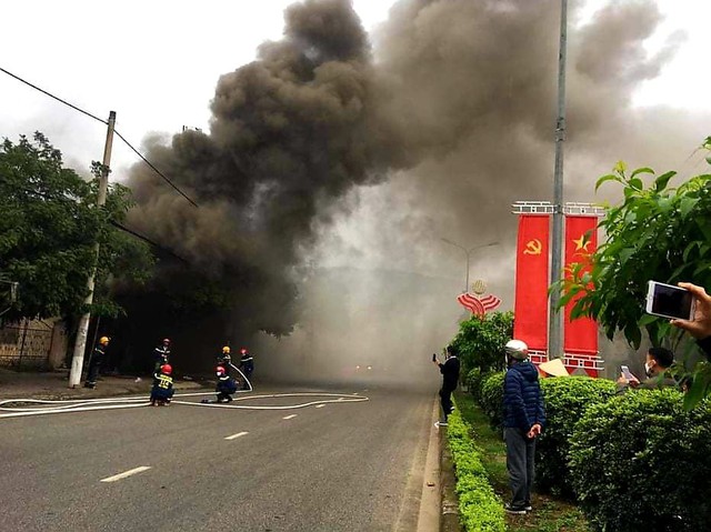 Cửa hàng bán đồ điện ở Hà Tĩnh bị &quot;bà hỏa&quot; thiêu trụi - Ảnh 1.