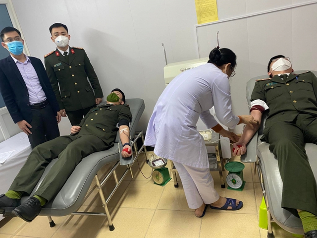 4 chiến sĩ Công an Hà Tĩnh hiến máu cứu bệnh nhân qua cơn nguy kịch - Ảnh 2.