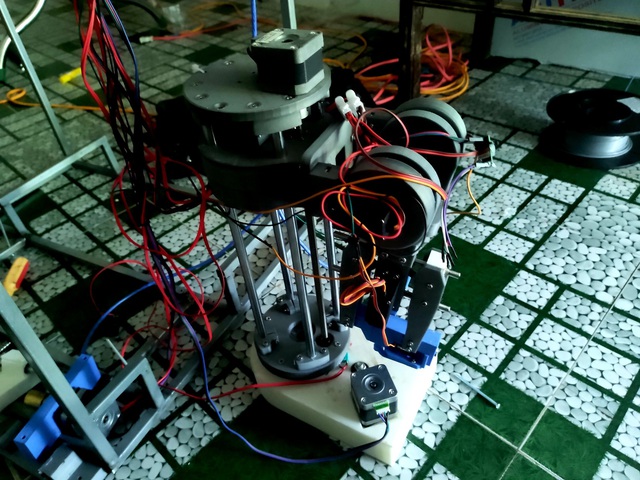 Hai nam sinh ở Quảng Trị mày mò, chế tạo Robot lấy mẫu xét nghiệm COVID-19  - Ảnh 4.