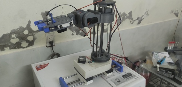 Hai nam sinh ở Quảng Trị mày mò, chế tạo Robot lấy mẫu xét nghiệm COVID-19  - Ảnh 2.