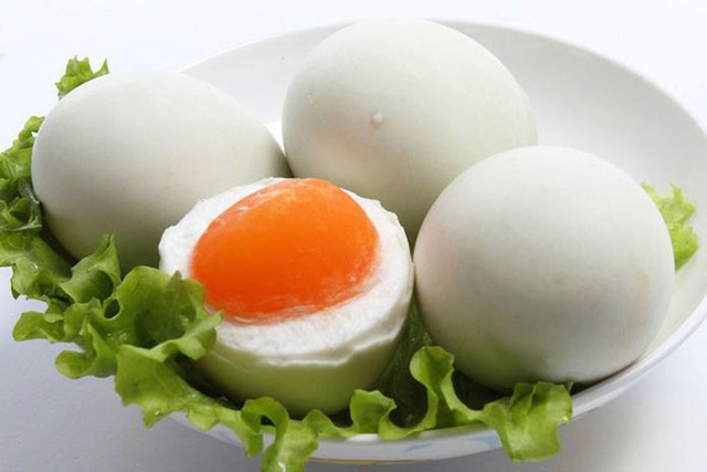 Mưa rét dài ngày có hũ trứng muối trong nhà không lo đói cả tháng và đây là cách muối trứng đơn giản nhất  - Ảnh 1.