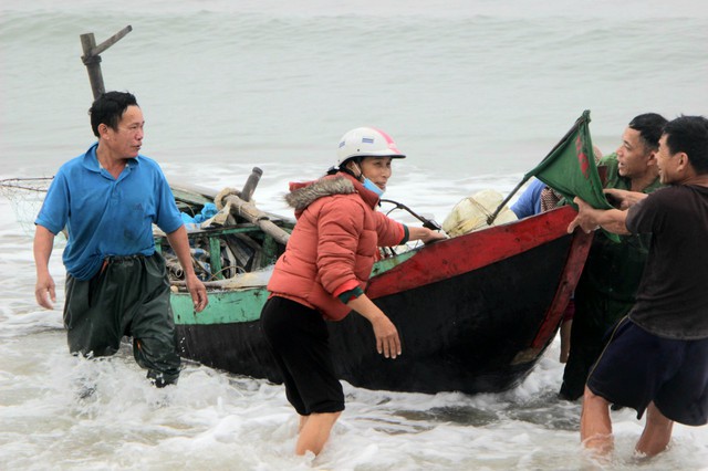 Ngư dân Hà Tĩnh vớt &quot;lộc biển&quot; giữa thời tiết giá rét - Ảnh 2.