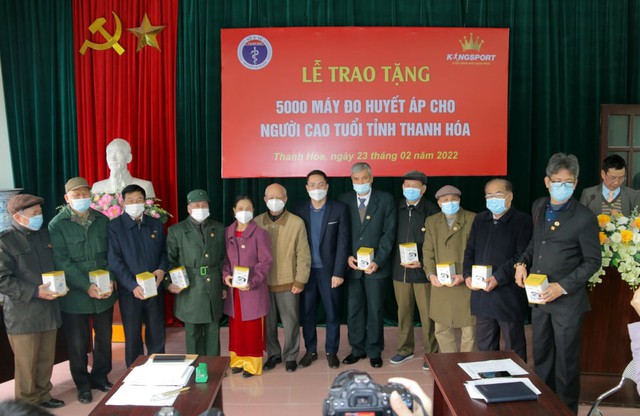 Trao tặng 5.000 máy đo huyết áp cho người cao tuổi tỉnh Thanh Hoá - Ảnh 2.