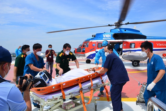 Điều trực thăng bay ra Trường Sa đón bệnh nhân suy hô hấp trong đêm - Ảnh 1.