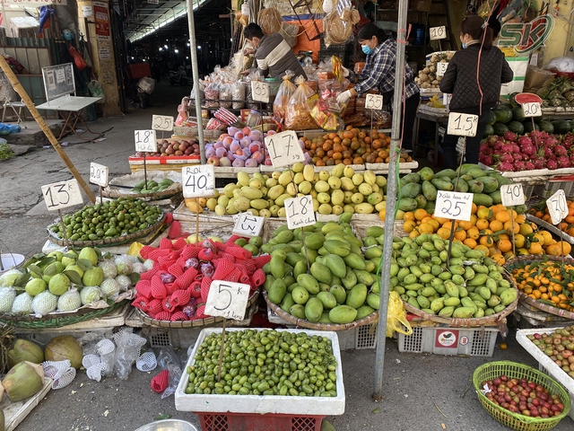 Năm 2024, các điểm kinh doanh trái cây lấn chiếm lòng đường, vỉa hè ở Hà Nội sẽ bị xóa sổ - Ảnh 2.