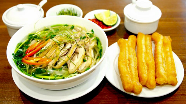 Phở và bún chả Hà Nội nổi tiếng nhưng sao không làm giàu được? - Ảnh 1.