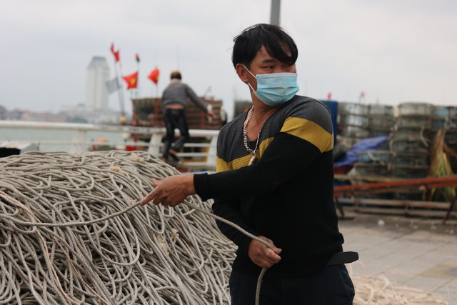 Tàu cá tại Quảng Bình nằm bờ dài ngày do dịch bệnh và giá xăng dầu tặng mạnh - Ảnh 2.