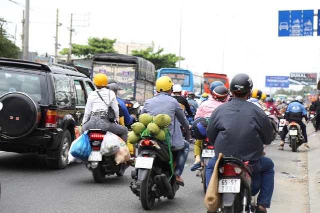 Ngày cuối cùng của kỳ nghỉ Tết, cửa ngõ TP HCM đông nghịt người dân miền Tây quay trở lại làm việc - Ảnh 4.