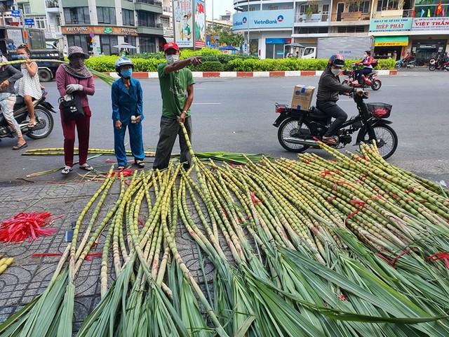 Người dân tấp nập đi mua mía vàng trước ngày cúng vía Trời Mùng 9 tháng Giêng - Ảnh 1.