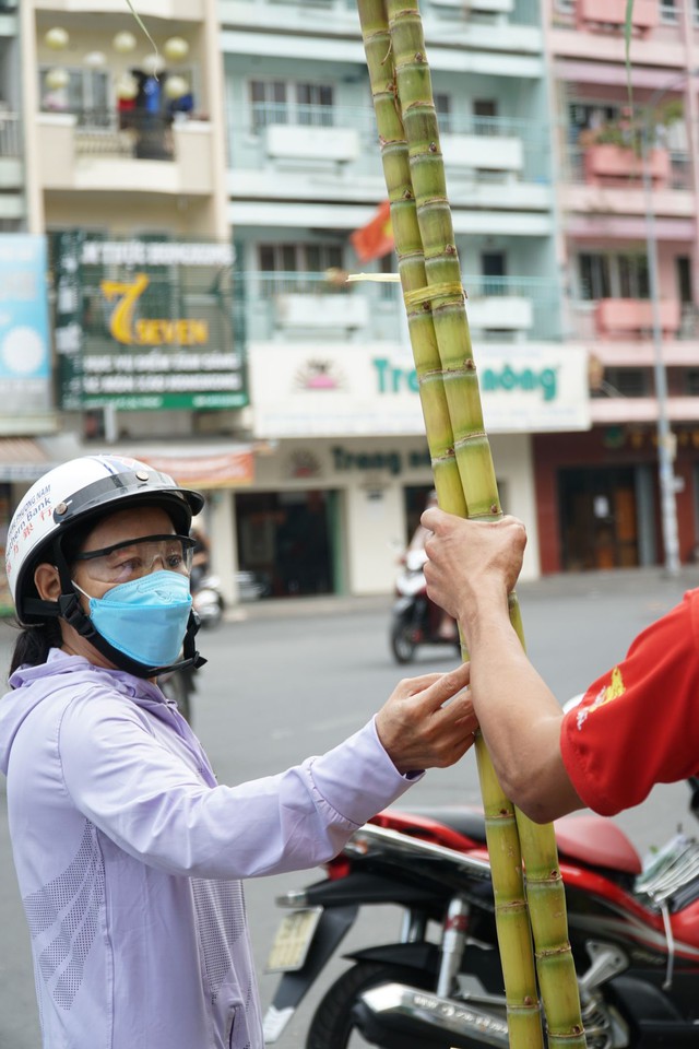 Người dân tấp nập đi mua mía vàng trước ngày cúng vía Trời Mùng 9 tháng Giêng - Ảnh 5.