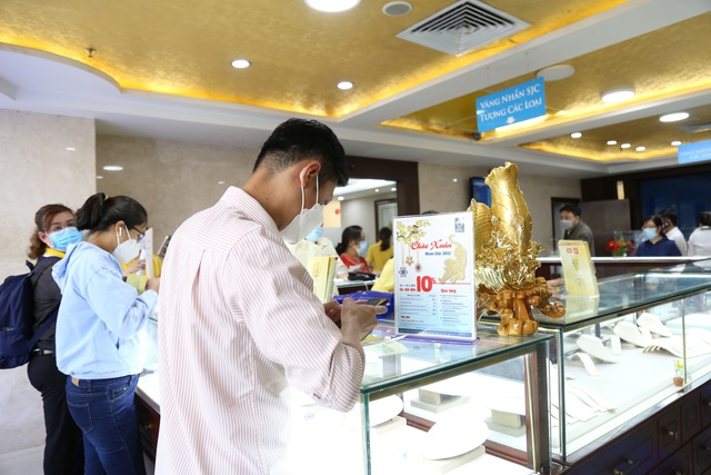 Người dân Sài Gòn đổ xô đi mua vàng trước ngày vía Thần Tài - Ảnh 6.