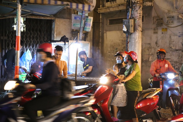 'Phố cá lóc nướng' đỏ lửa xuyên đêm nướng hàng nghìn con cá cho ngày vía Thần Tài - Ảnh 10.