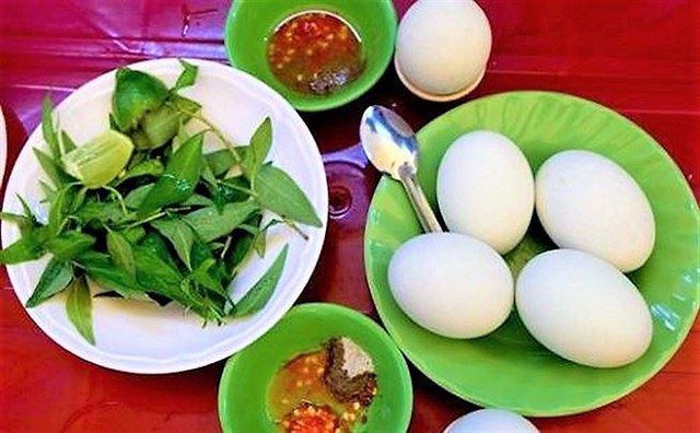 Luộc trứng vịt lộn xưa rồi, giờ nướng mới là món ăn vặt cực ngon, được săn lùng vì kích thích vị giác, lại có thể làm được ở nhà với công thức vô cùng đơn giản - Ảnh 1.