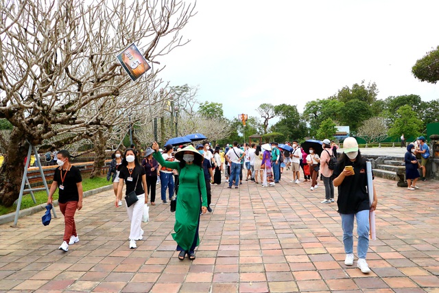 Chùm ảnh: Hàng trăm du khách tham quan Di tích Huế trong ngày mở cửa du lịch - Ảnh 2.